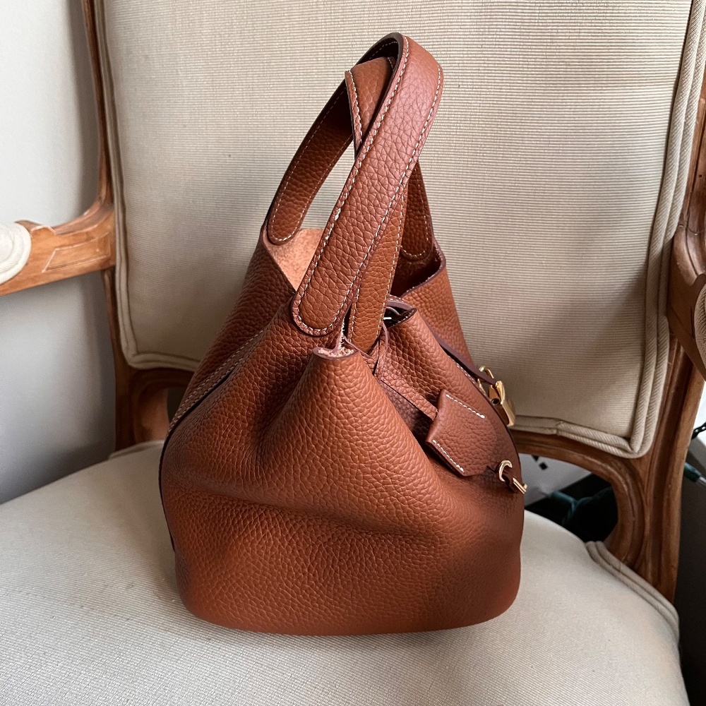 Fashion Fun Tan Leather Bucket Bag with Gold Tone  Lock and Key - Picture 4 of 13